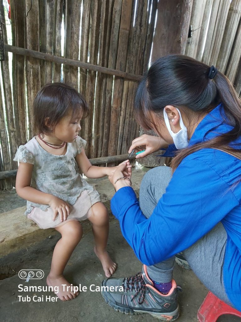 niña corte de uñas ubi swiss