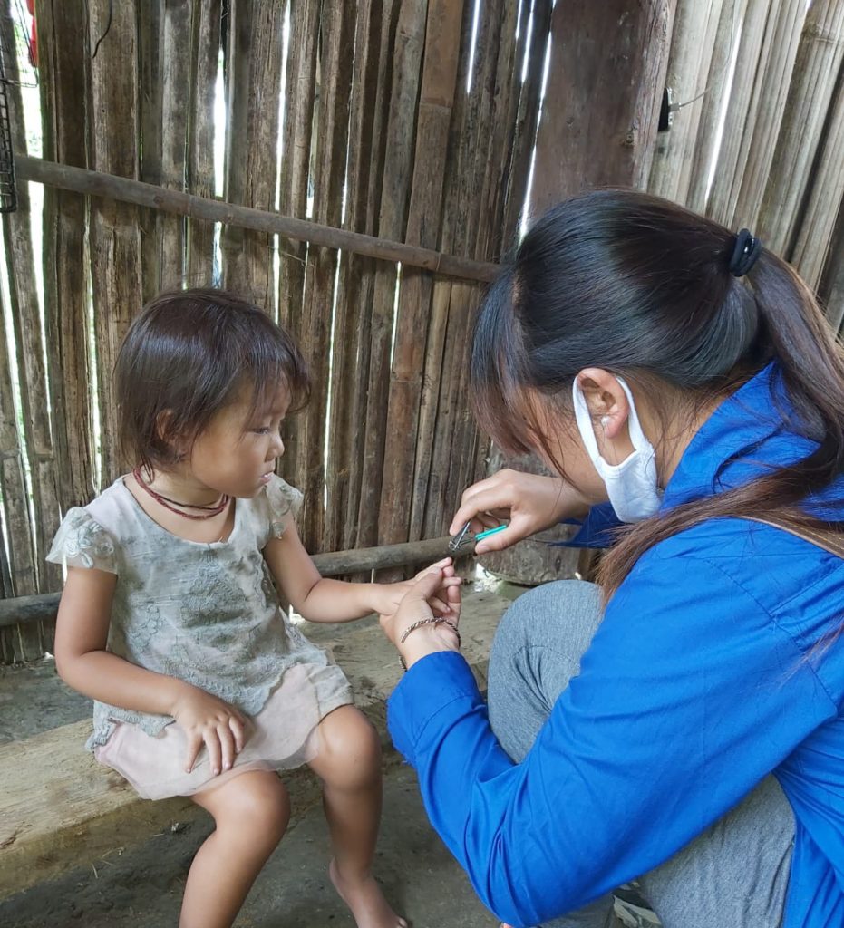 niña corte de uñas ubi swiss